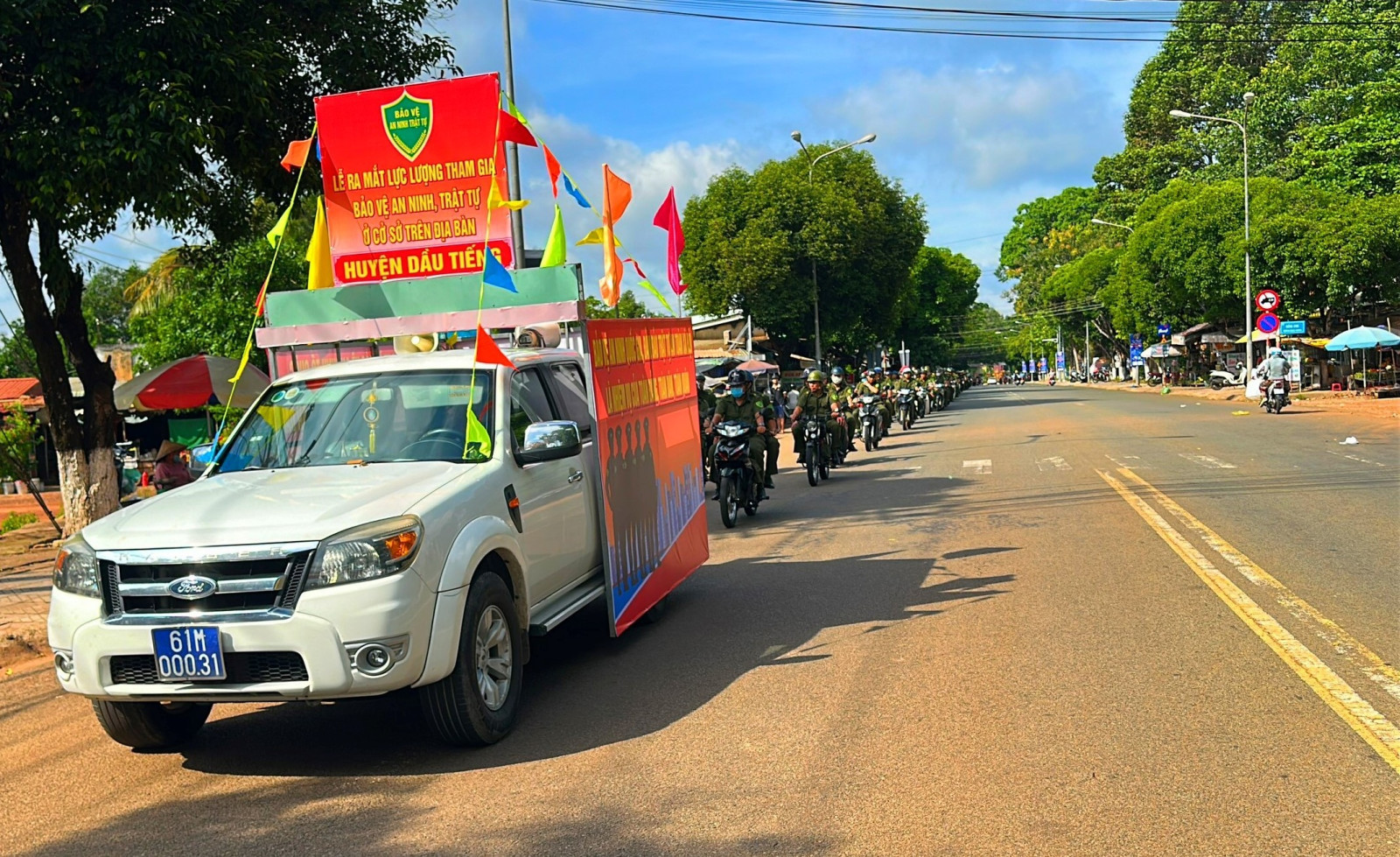 Lực lượng tham gia bảo vệ ANTT ở cơ sở huyện Dầu Tiếng diễu hành qua các tuyến đường trọng điểm trên địa bàn.